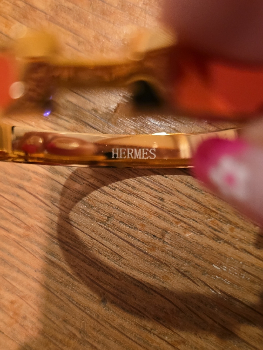 Elegant Pink And Gold Tone Bracelet With H Logo - Picture 2 of 5